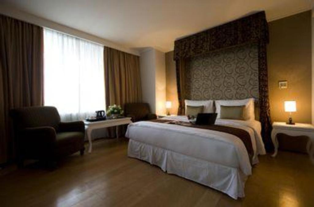 Amos Cozy Hotel Melawai Giacarta Esterno foto