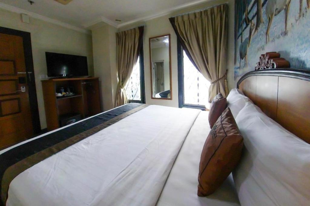Amos Cozy Hotel Melawai Giacarta Esterno foto