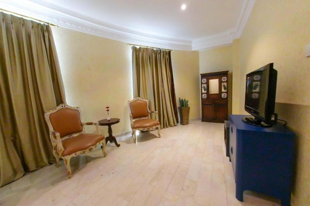 Amos Cozy Hotel Melawai Giacarta Esterno foto