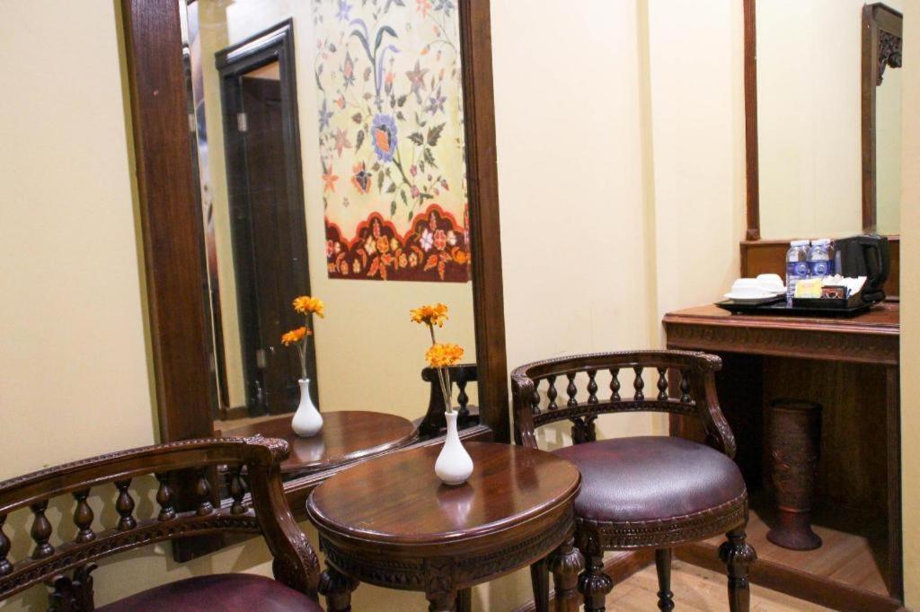 Amos Cozy Hotel Melawai Giacarta Esterno foto