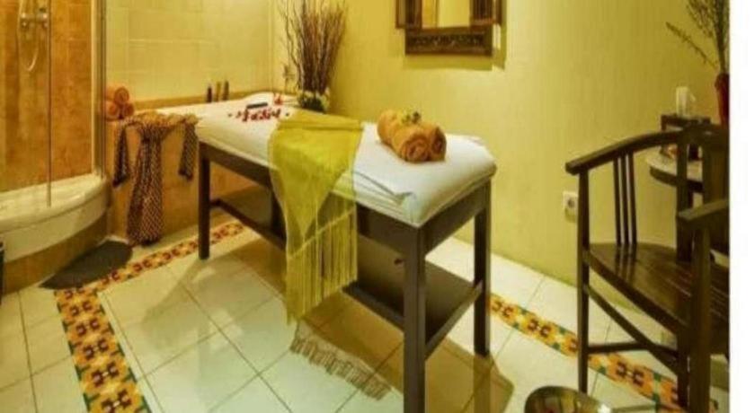 Amos Cozy Hotel Melawai Giacarta Esterno foto