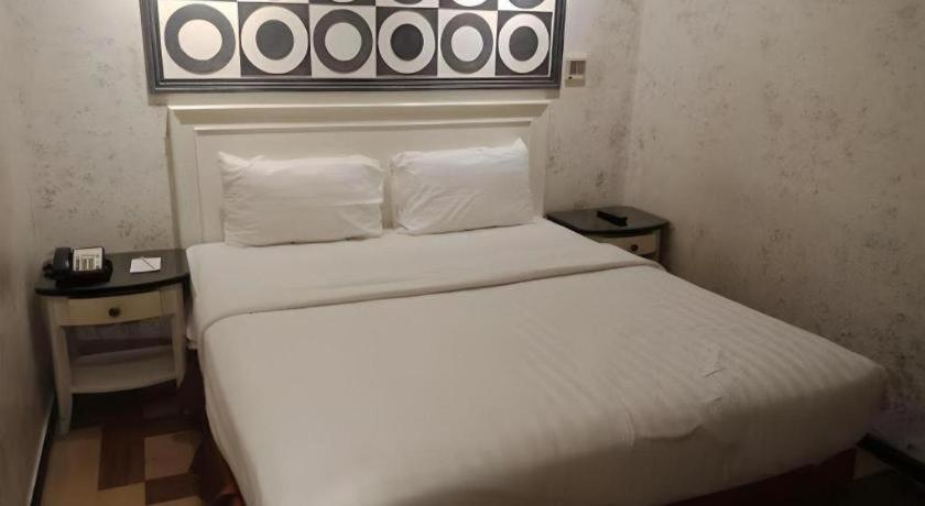 Amos Cozy Hotel Melawai Giacarta Esterno foto