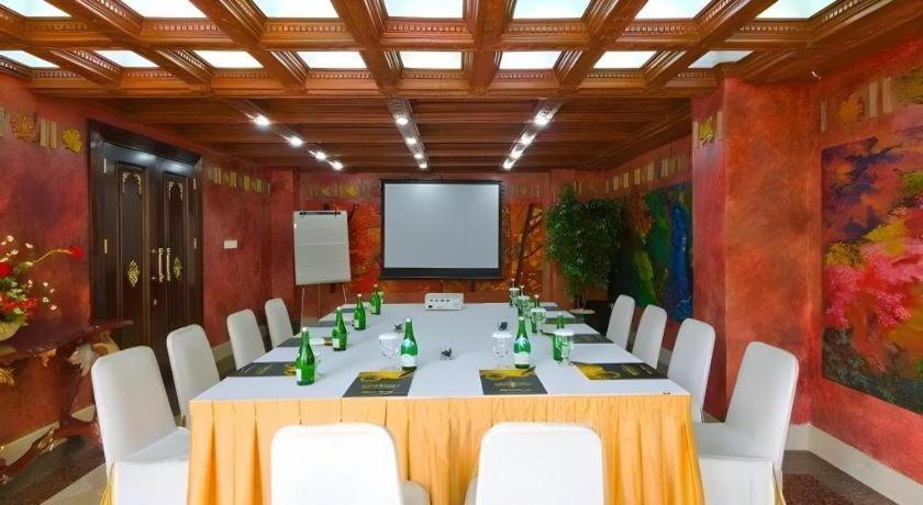 Amos Cozy Hotel Melawai Giacarta Esterno foto